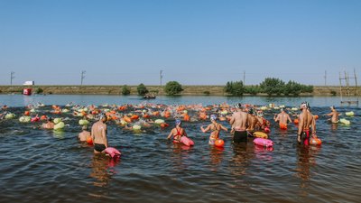 Уздовж найдовшої дамби України — у Черкасах відбувся міжнародний заплив через Дніпро Уздовж найдовшої дамби України — у Черкасах відбувся міжнародний заплив через Дніпро