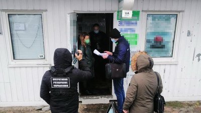 У пункті видачі страхових полісів на Львівщині продавали фальшиві сертифікати У пункті видачі страхових полісів на Львівщині продавали фальшиві сертифікати