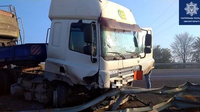 У ДТП за участі вантажівки на трасі Одеса-Київ травмувалася людина У ДТП за участі вантажівки на трасі Одеса-Київ травмувалася людина