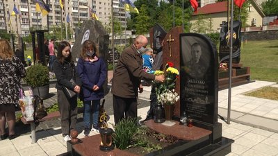 У Житомирі в День Героїв вшанували пам'ять загиблих воїнів У Житомирі в День Героїв вшанували пам'ять загиблих воїнів