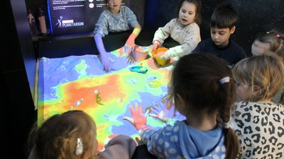 Учасники планетарій захід діти переселенці ВПО Донеччина курс астрономії Дніпро 13 лютого 2024 рік Учасники планетарій захід діти переселенці ВПО Донеччина курс астрономії Дніпро 13 лютого 2024 рік