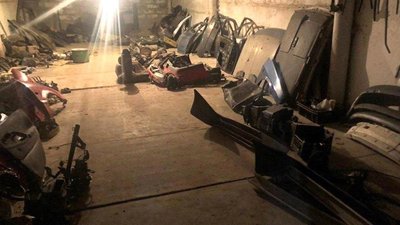 Гаражне приміщення, в якому обвинувачені зберігали частини викрадених автівок Гаражне приміщення, в якому обвинувачені зберігали частини викрадених автівок