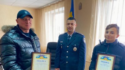 На Житомирщині нагородили підлітка, який допоміг врятувати чоловіка від самогубства На Житомирщині нагородили підлітка, який допоміг врятувати чоловіка від самогубства