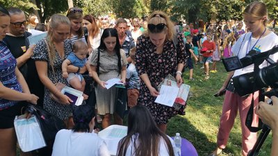 Понад дві сотні пакунків із канцтоварами роздали школярам благодійники у Полтаві Понад дві сотні пакунків із канцтоварами роздали школярам благодійники у Полтаві