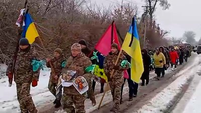 На Чернігівщині поховали трьох бійців, які загинули на Донеччині На Чернігівщині поховали трьох бійців, які загинули на Донеччині