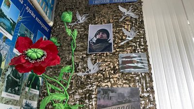 На Полтавщині встановили меморіальну дошку у пам’ять про загиблого воїна Вадима Мотієнка На Полтавщині встановили меморіальну дошку у пам’ять про загиблого воїна Вадима Мотієнка