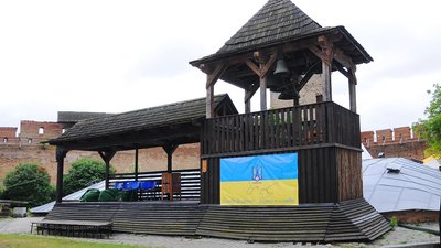 У Луцькому замку вивісили банер на підтримку збірної України з футболу У Луцькому замку вивісили банер на підтримку збірної України з футболу