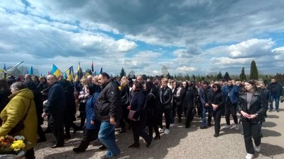 На Алеї героїв у Чукалівці Івано-Франківської громади поховали трьох бійців 78 батальйону 102 бригади На Алеї героїв у Чукалівці Івано-Франківської громади поховали трьох бійців 78 батальйону 102 бригади
