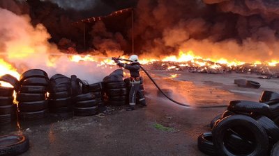 На складі під Києвом спалахнуло 10 тисяч шин