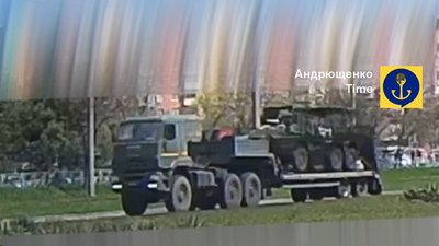 Вантажівка, яка їде в окупованому Маріуполі