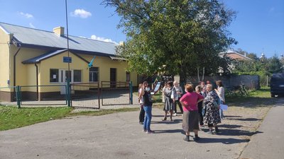 На Львівщині селяни звинувачують свиноферму у забрудненні місцевої річки На Львівщині селяни звинувачують свиноферму у забрудненні місцевої річки