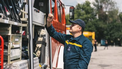 Рятувальникам Дніпропетровщини передали 16 авто для виїздів на місця "прильотів" та ліквідації пожеж