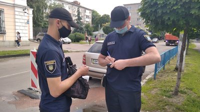 У Житомирі інспектори оштрафували 152 порушники правил паркування У Житомирі інспектори оштрафували 152 порушники правил паркування
