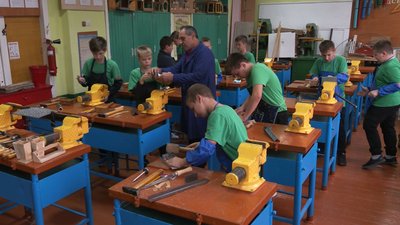 На Черкащині учні на уроках праці виготовляють інструменти для школи