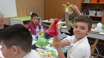 Житомирські школярі робили ляльки-мотанки як обереги для українських військових Житомирські школярі робили ляльки-мотанки як обереги для українських військових