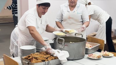 Гаряче харчування для дітей відновили у чернігівських гімназіях та ліцеях