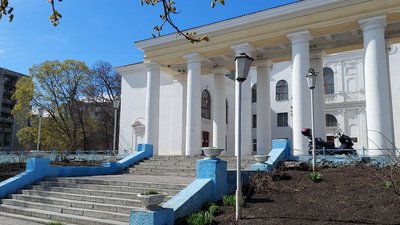 Новим власником палацу Сумського НВО став банк. Заняття гуртків поки дозволили
