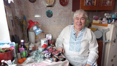 70-річний полтавець Сергій Зозуля передає військовим овочі та фрукти, які сам виростив