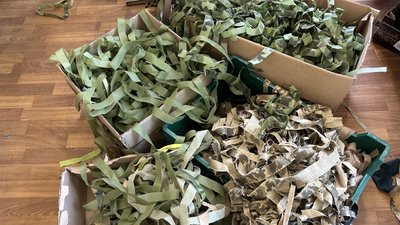У кременчуцькому об’єднанні волонтерів "Павучки" плетуть сітки для військових У кременчуцькому об’єднанні волонтерів "Павучки" плетуть сітки для військових