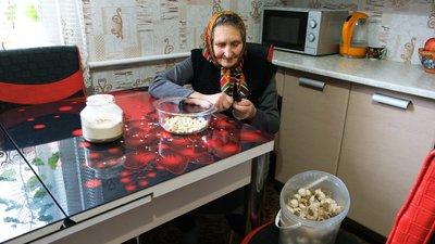 "Це найменше, що можемо зробити": як на Вінниччині господині готують для оборонців бутербродне сало "Це найменше, що можемо зробити": як на Вінниччині господині готують для оборонців бутербродне сало