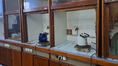 Студенти житомирського університету виготовляють окопні свічки для оборонців Студенти житомирського університету виготовляють окопні свічки для оборонців