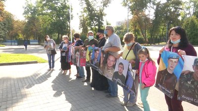 У Дніпрі під стінами облради та облдержадміністрації пройшла акція "Ми - Є"