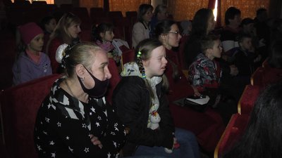 У Житомирському ляльковому театрі показали благодійну виставу дітям з інвалідністю У Житомирському ляльковому театрі показали благодійну виставу дітям з інвалідністю