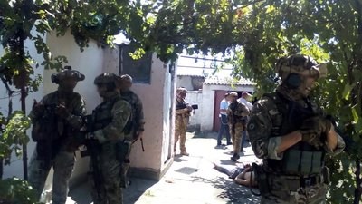 На очах у поліцейських поранив батька: на Херсонщині для затримання стрільця задіяли переговорників