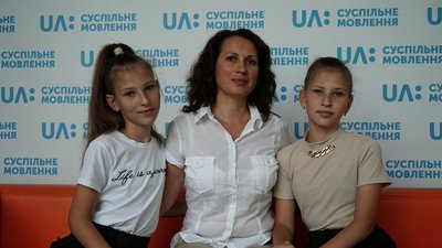 12-річні Аня та Юлія Чуйко з Полтавщини шиють брелки за збирають гроші для воїнів 12-річні Аня та Юлія Чуйко з Полтавщини шиють брелки за збирають гроші для воїнів