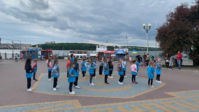 Учні 28 та 29 шкіл Тернополя танцюють під українську пісню Учні 28 та 29 шкіл Тернополя танцюють під українську пісню