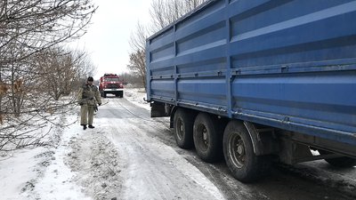 Рятувальники допомагають відбуксирувати вантажівки Рятувальники допомагають відбуксирувати вантажівки