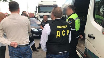 Вінницькі правоохоронці викрили корупційну схему збагачення посадових осіб Укртрансбезпеки Вінницькі правоохоронці викрили корупційну схему збагачення посадових осіб Укртрансбезпеки