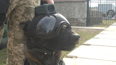 В шоломі вбудована відеокамера.