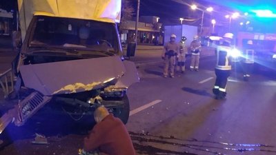У Запоріжжі сталася ДТП за участю автомобіля "Газель" У Запоріжжі сталася ДТП за участю автомобіля "Газель"