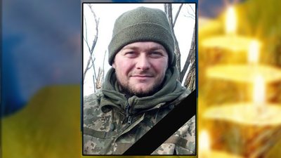 На Чернігівщині поховали двох солдатів, які загинули на сході України На Чернігівщині поховали двох солдатів, які загинули на сході України
