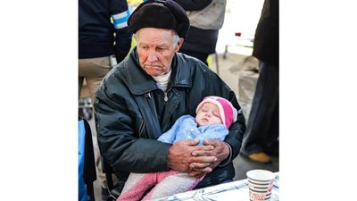 84-річний дідусь їхав до Франківська кілька діб, щоб врятувати родину від обстрілів