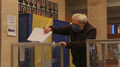 Черги, натовп або ж порожні дільниці: як голосують у Черкасах Черги, натовп або ж порожні дільниці: як голосують у Черкасах
