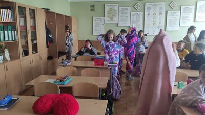Тернопільські школярі прийшли на уроки у домашніх капцях та піжамах Тернопільські школярі прийшли на уроки у домашніх капцях та піжамах