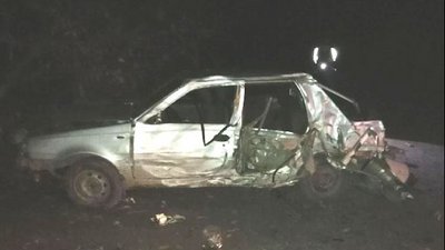 На Рівненщині п'яний водій влетів у дерева, пасажирка випала з авто і загинула – поліція