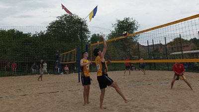 На благодійних волейбольних змаганнях у Вінниці на підтримку ЗСУ зібрали 12 тисяч гривень На благодійних волейбольних змаганнях у Вінниці на підтримку ЗСУ зібрали 12 тисяч гривень