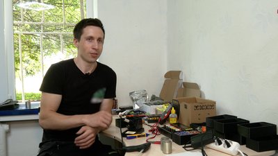 Чернігівець з використаних електронних цигарок виготовляє павербанки для військових Чернігівець з використаних електронних цигарок виготовляє павербанки для військових