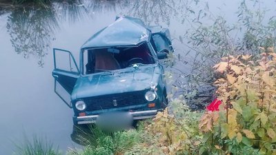 На Франківщині авто злетіло з дороги у ставок. Загинув 17-річний хлопець На Франківщині авто злетіло з дороги у ставок. Загинув 17-річний хлопець