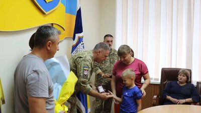 У Житомирі родинам загиблих військових передали державні нагороди У Житомирі родинам загиблих військових передали державні нагороди