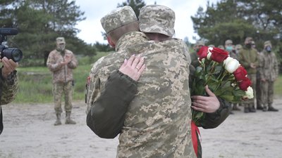 На Рівненщині офіцер перед відбуттям у зону ООС освідчився в коханні нареченій На Рівненщині офіцер перед відбуттям у зону ООС освідчився в коханні нареченій