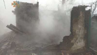 Тричі повертався до палаючої оселі: на Харківщині сусід виніс дитину з вогню Тричі повертався до палаючої оселі: на Харківщині сусід виніс дитину з вогню