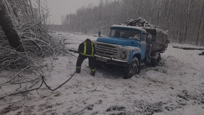 У Кіровоградській області у снігові затори потрапили 30 машин У Кіровоградській області у снігові затори потрапили 30 машин