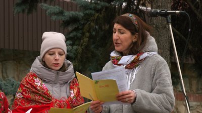 В Івано-Франківську під час музичного перформансу збирали гроші для ЗСУ В Івано-Франківську під час музичного перформансу збирали гроші для ЗСУ
