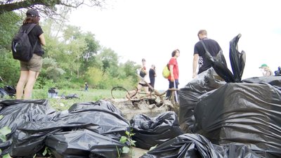 Понад 100 волонтерів прибирали обмілілі береги острова Хортиця в Запоріжжі Понад 100 волонтерів прибирали обмілілі береги острова Хортиця в Запоріжжі