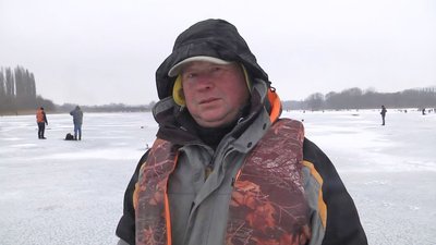 Якщо провалилися на льоду: волинські рятувальники показали, як врятуватися з-під крижаної пастки Якщо провалилися на льоду: волинські рятувальники показали, як врятуватися з-під крижаної пастки