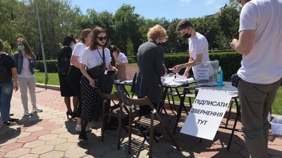 Під Одеською ОДА мітингують на підтримку Ройтбурда на посаді директора худмузею Під Одеською ОДА мітингують на підтримку Ройтбурда на посаді директора худмузею